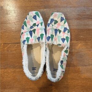Colorful Toms Slip-on Shoes with Christmas Tree Print